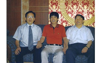 中国建材工业协会副会长邹传胜（右），中国建材工业协会铝塑分会理事长（张中）来访海达